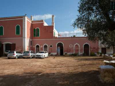 ...edificio su due livelli color rosa antico